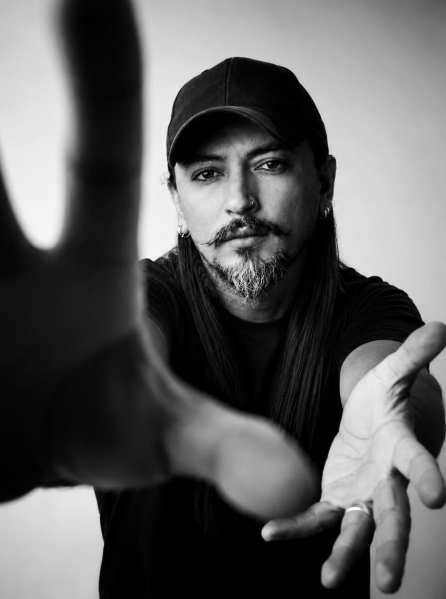 Ed Zimerer, produtor audiovisual, retrato em preto e branco